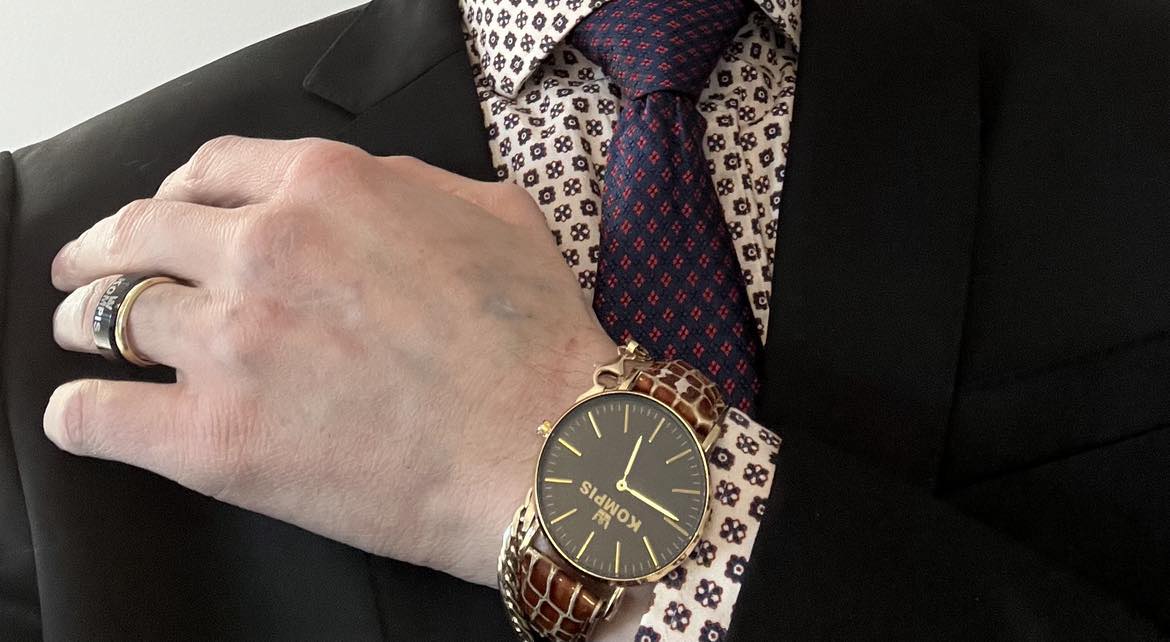 Watch KOMPIS order 2.5 months in advance